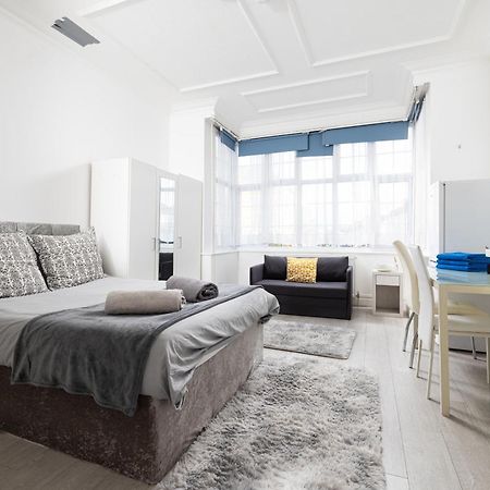 Bright Studio On Golders Green Road Londra Exterior foto
